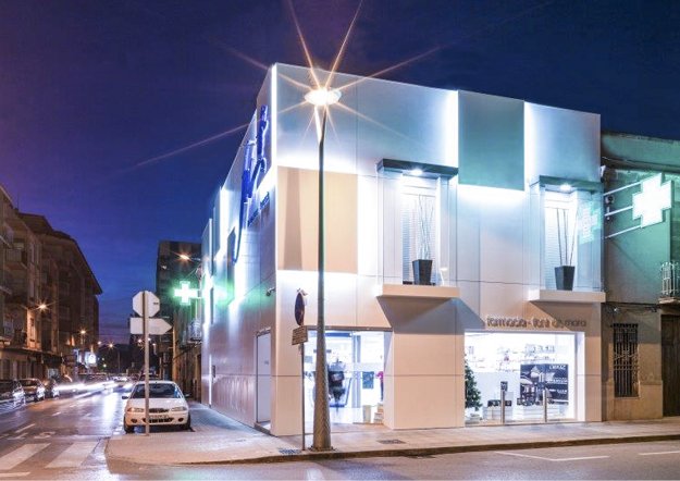 Fachada ventilada de Butech realizada con KRION® en la Farmacia Font de Mora