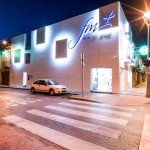Fachada ventilada de Butech realizada con KRION® en la Farmacia Font de Mora