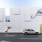 Fachada ventilada de Butech realizada con KRION® en la Farmacia Font de Mora