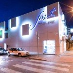 Fachada ventilada de Butech realizada con KRION® en la Farmacia Font de Mora