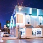 Fachada ventilada de Butech realizada con KRION® en la Farmacia Font de Mora