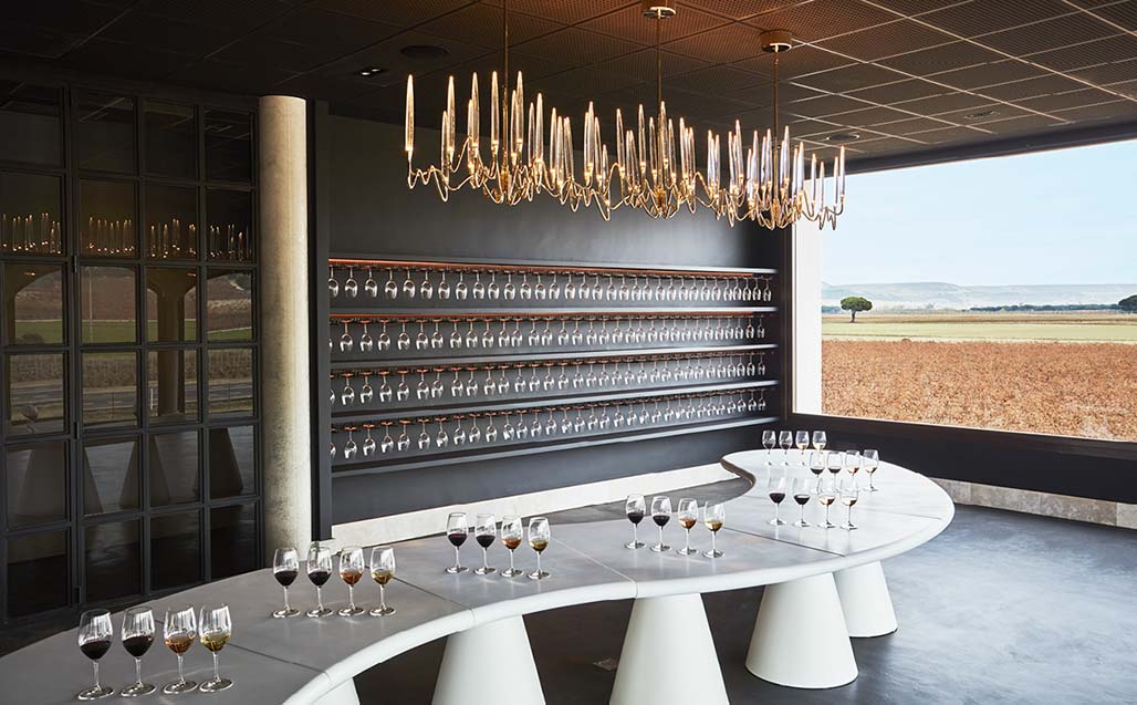 La diseñadora Amaya Arzuaga “confecciona” con KRION la mesa de catas de las Bodegas Arzuaga Navarro
