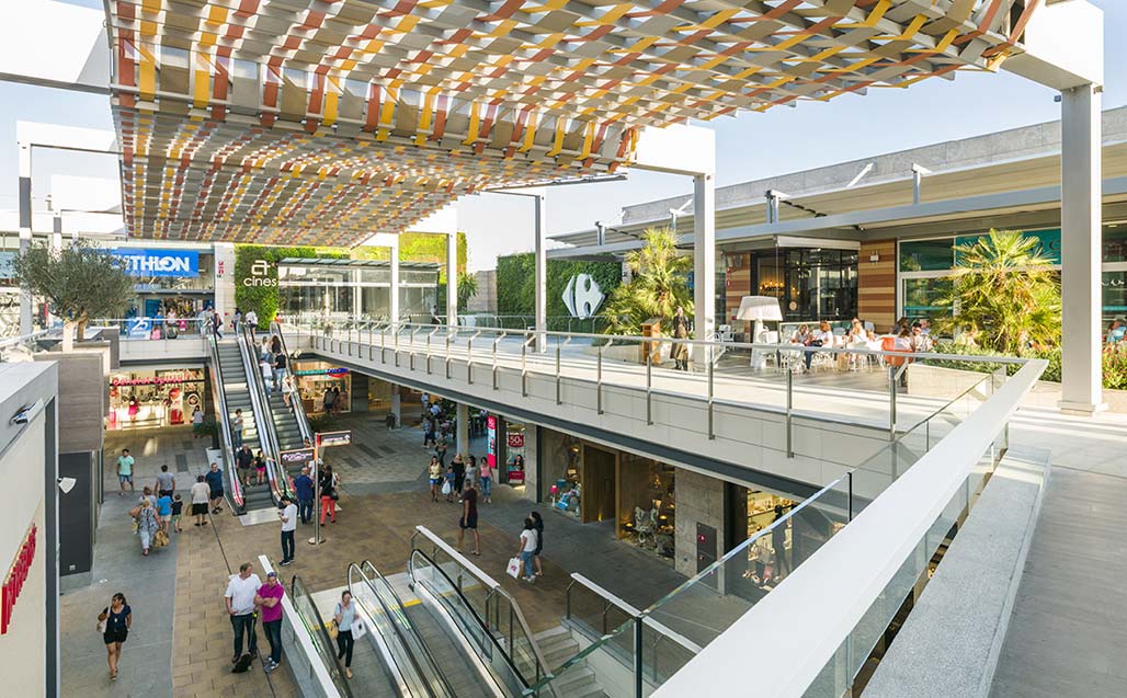 Los pasamanos retro iluminados de “FAN Mallorca Shopping” realizados con KRION Solid Surface