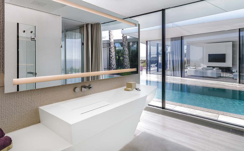 El estudio Jle le otorga la importancia al contenido, utilizando KRION y vidrio en una vivienda de Mallorca