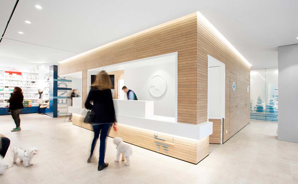 Dobleese incorpora KRION Solid Surface en el funcional e innovador Hospital Veterinario Constitución    