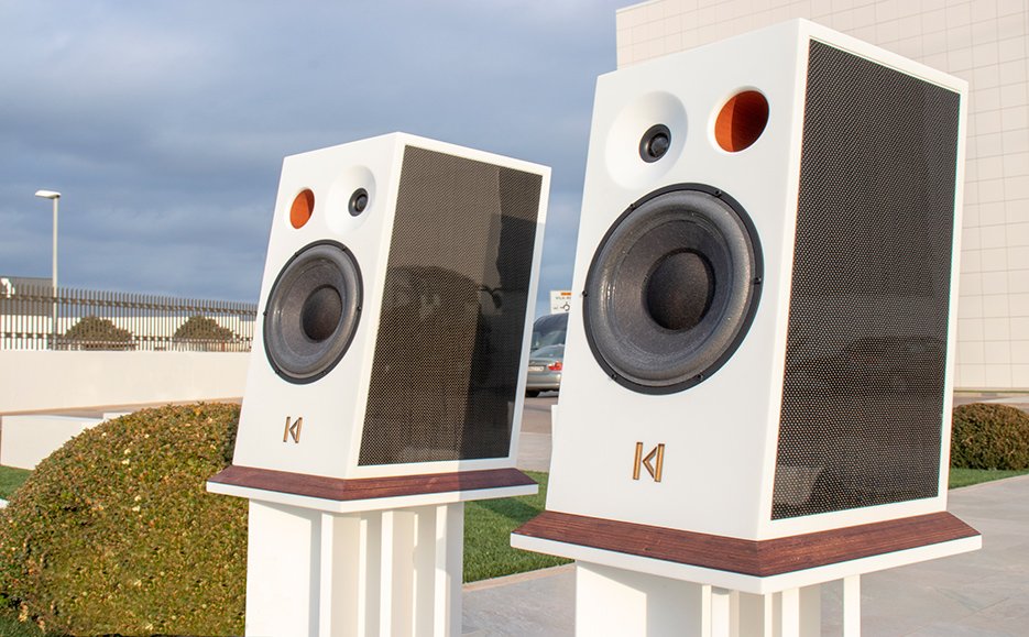 High quality sounds with Kroma speakers made with Krion™
