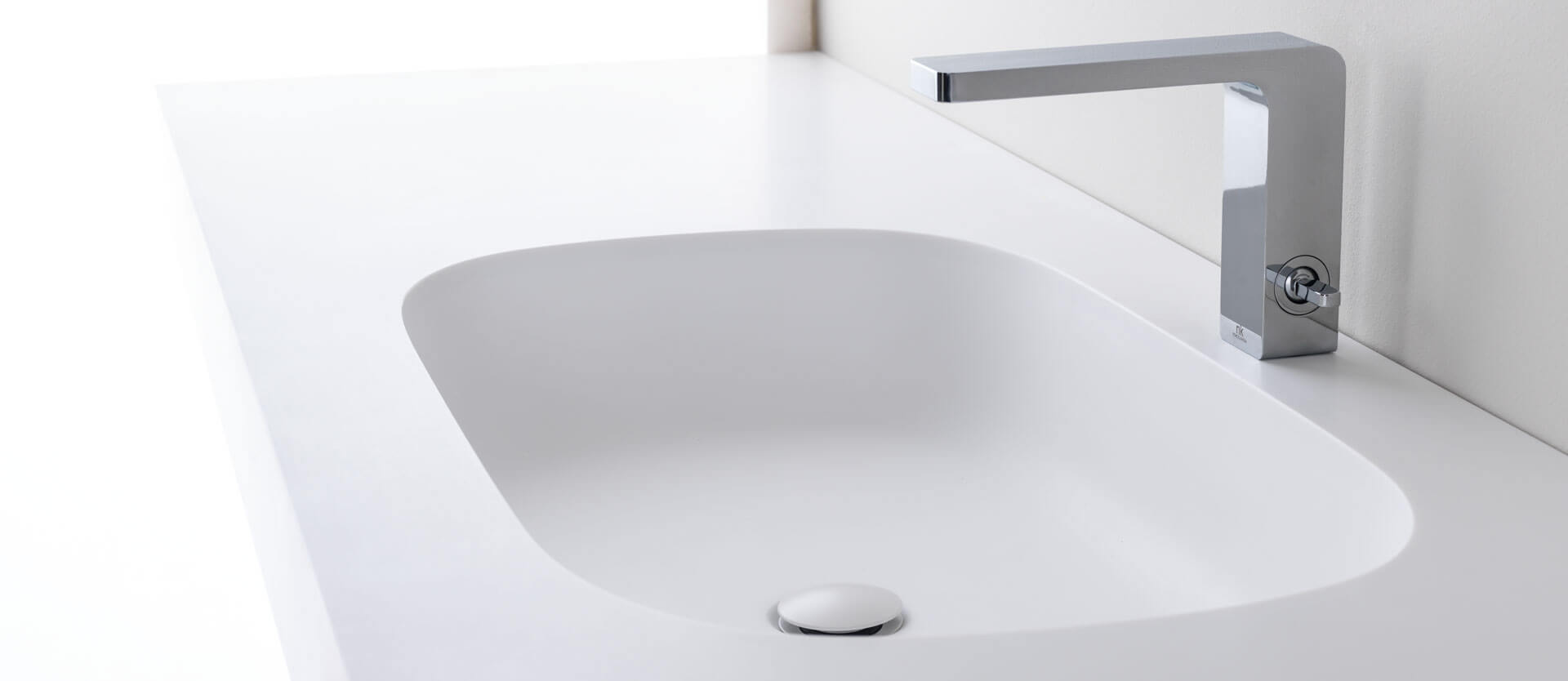 Detail van een duurzame en hygiënische Krion® wastafel