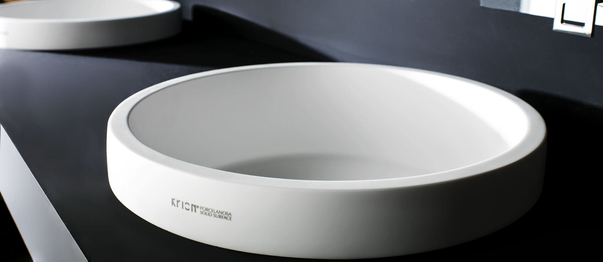 Krion® solid surface-wastafels in een moderne luxe badkamer