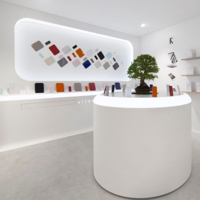 mobiliario comercial de superificie sólida