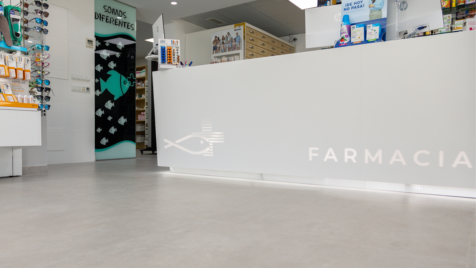 mostrador blanco farmacia decoracion
